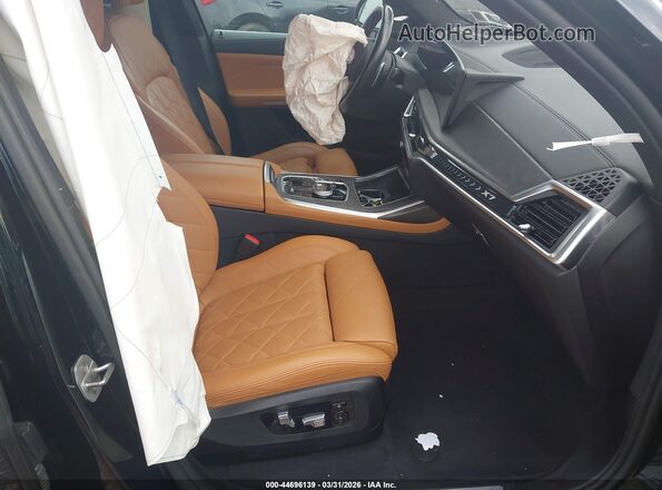 5UX23EM07P9R93153 2023 BMW X7 Black Vista interior delantera