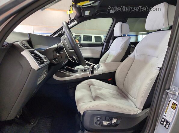 5UX23EM07S9Z89841 2025 BMW X7 Серебряный Вид салона спереди