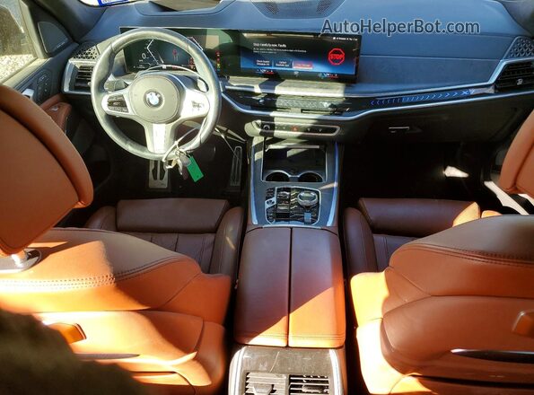 5UX23EM08P9R18462 2023 BMW X7 Gray Առջևի վահանակի տեսք