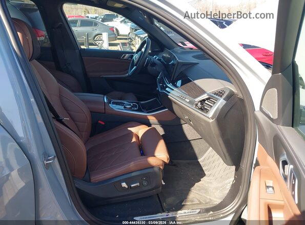 5UX23EU02R9S66490 2024 BMW X5 Gray Vista interior delantera