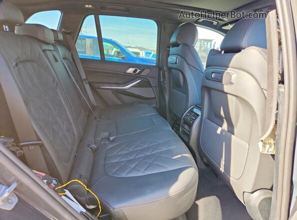 5UX23EU02T9165750 2026 BMW X5 Gray Widok wnętrza z tyłu