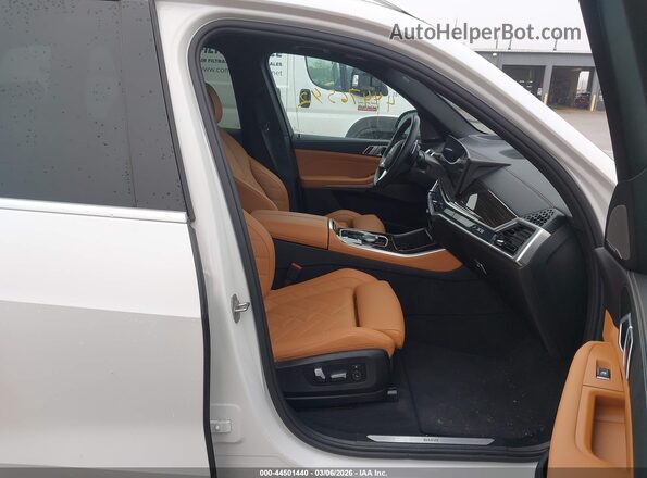 5UX23EU05R9W11205 2024 BMW X5 White Widok wnętrza z przodu