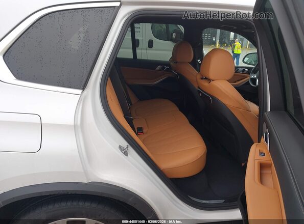 5UX23EU05R9W11205 2024 BMW X5 White Widok naklejki z numerem VIN