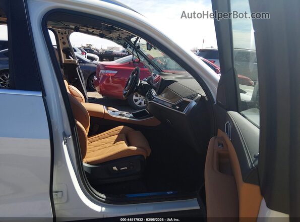 5UX23EU05S9Y84179 2025 BMW X5 White Widok wnętrza z przodu