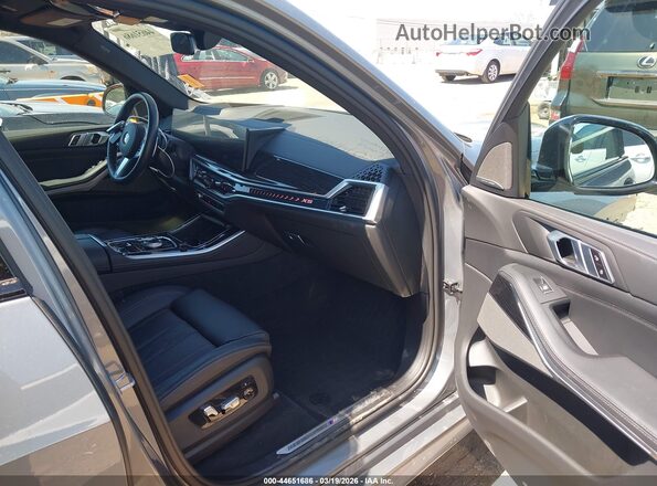5UX23EU09R9S34412 2024 BMW X5 Gray Vista interior delantera