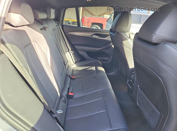 5UX2V5C03L9B17804 2020 BMW X4 Silver Widok wnętrza z tyłu
