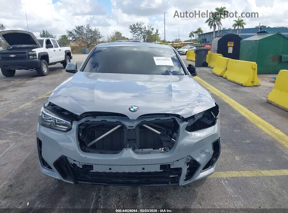 5UX33DT01R9X29946 2024 BMW X4 Gray Vista del salpicadero