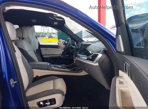 5UX33EM05R9V05616 2024 BMW X7 Blue Вид салону спереду