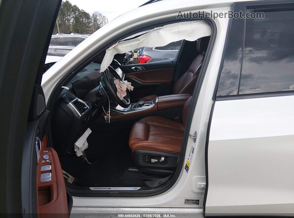 5UX33EM06P9R31800 2023 BMW X7 White Вид салону спереду
