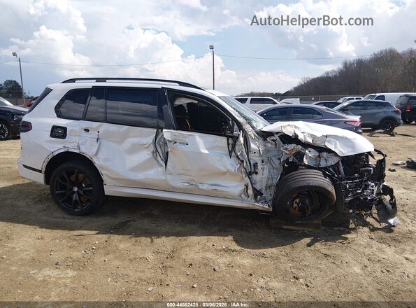 5UX33EM06P9R31800 2023 BMW X7 White Вид задньої частини салону