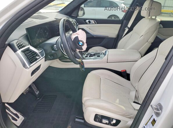 5UX33EM07S9X58023 2025 BMW X7 White Вид салону спереду