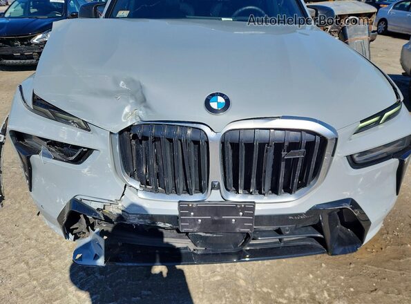 5UX33EM08S9X10045 2025 BMW X7 Silver Vista del compartimento del motor