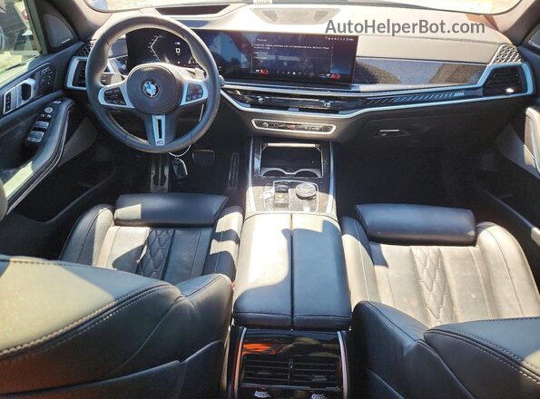 5UX33EM08S9X10045 2025 BMW X7 Silver Vista del salpicadero
