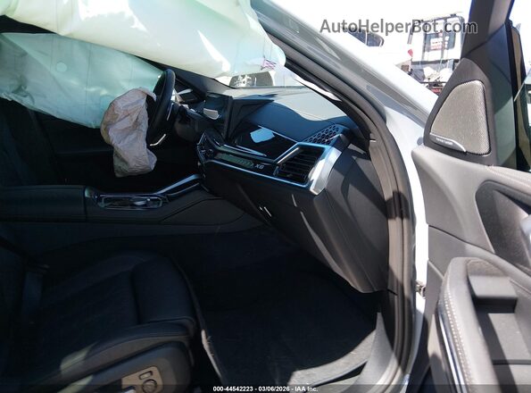 5UX33EX09T9232103 2026 BMW X6 Серый Вид салона спереди