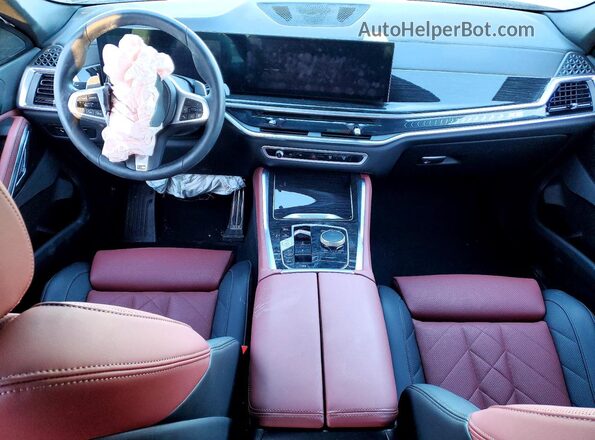5UX33EX0XS9X65611 2025 BMW X6 Maroon Widok deski rozdzielczej