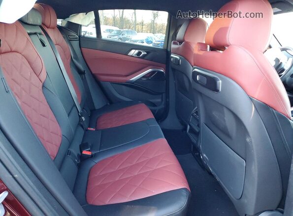 5UX33EX0XS9X65611 2025 BMW X6 Maroon Widok wnętrza z tyłu