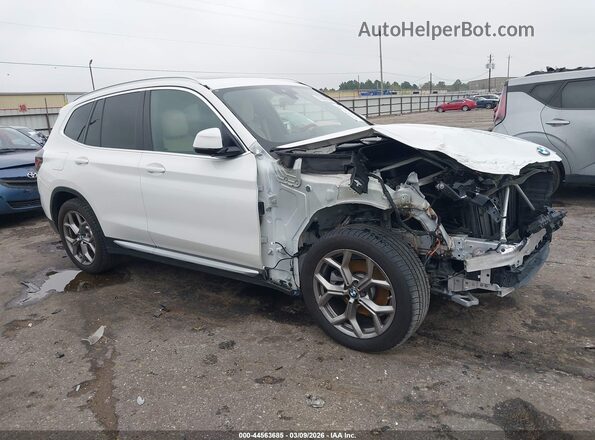 5UX43DP02N9N06274 2022 BMW X3 White Vista interior trasera