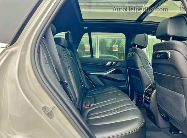 5UX43EU00S9Y02982 2025 BMW X5 White Front interior view