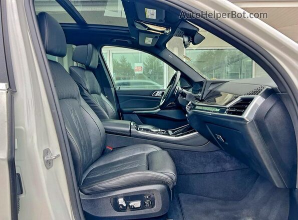 5UX43EU00S9Y02982 2025 BMW X5 White Rear view