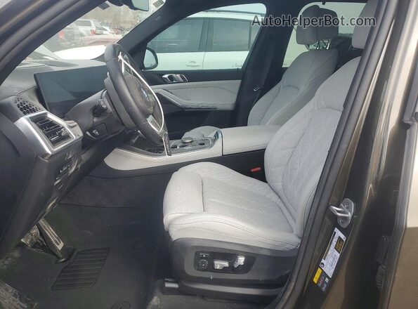 5UX43EU06T9039013 2026 BMW X5 Gray Front interior view