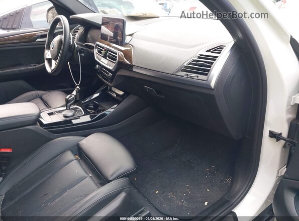 5UX53DP03P9P98251 2023 BMW X3 White Widok wnętrza z przodu