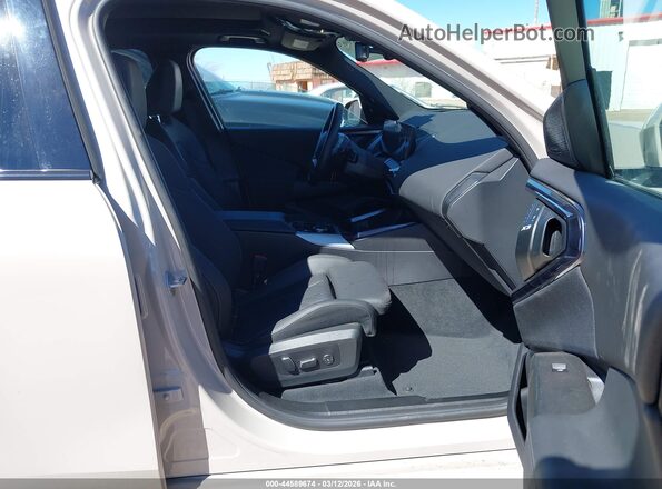 5UX53GP09S9Y81418 2025 BMW X3 Cream წინა სალონის ხედი