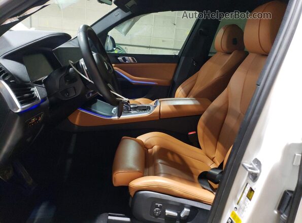 5UXCR6C01N9K38474 2022 BMW X5 White Widok wnętrza z przodu