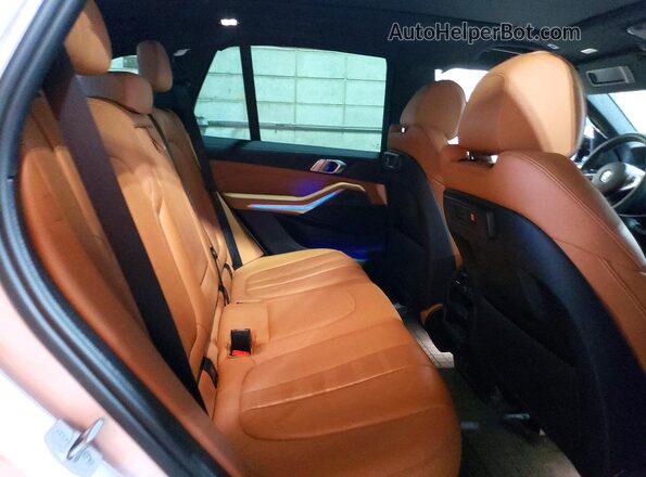 5UXCR6C01N9K38474 2022 BMW X5 White Widok wnętrza z tyłu