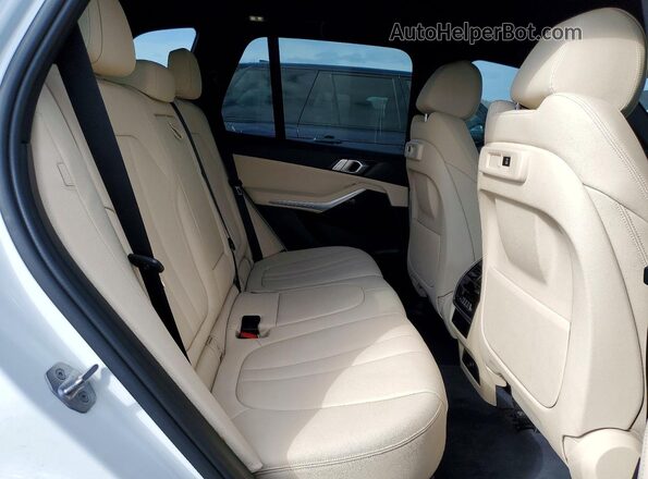 5UXCR6C0XM9E05612 2021 BMW X5 White Widok wnętrza z tyłu