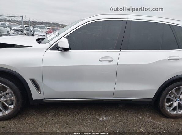5UXCR6C51KLL25320 2019 BMW X5 White 360 interior view