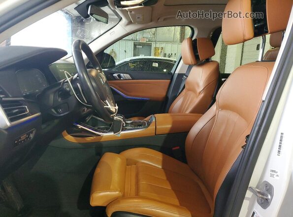 5UXCW2C06M9H07142 2021 BMW X7 White Front interior view