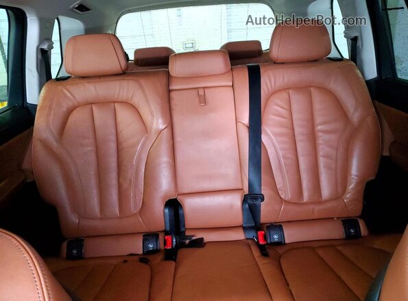 5UXCW2C06M9H07142 2021 BMW X7 White Rear seats view