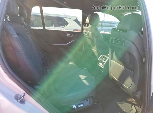5UXCW2C06M9H09313 2021 BMW X7 White Vista de los asientos traseros