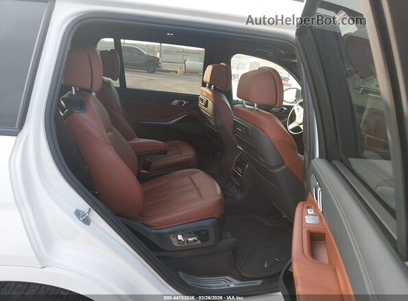 5UXCW2C07M9E63260 2021 BMW X7 White Widok naklejki z numerem VIN