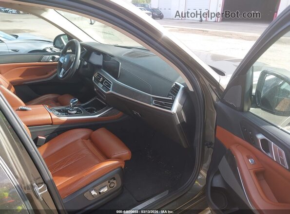 5UXCW2C08M9D77567 2021 BMW X7 Gray Вид салону спереду