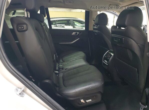 5UXCW2C08N9K75457 2022 BMW X7 White Widok wnętrza z tyłu