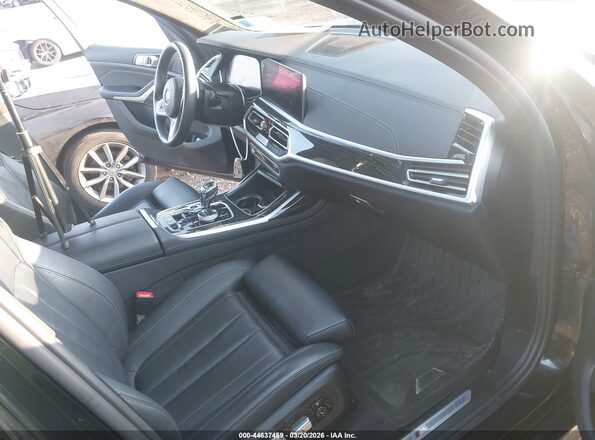 5UXCW2C09N9L68522 2022 BMW X7 Black Widok wnętrza z przodu