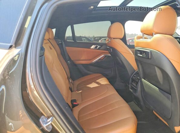5UXCY6C02N9K28152 2022 BMW X6 Tan Vista interior trasera