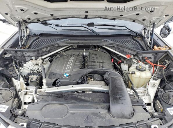 5UXKU2C34H0U30090 2017 BMW X6 White Vista del compartimento del motor