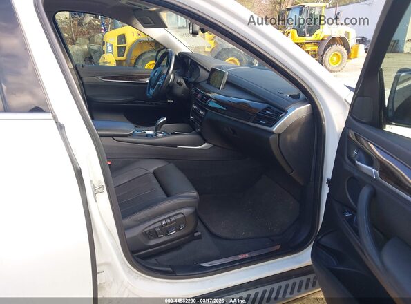 5UXKU2C57G0N79142 2016 BMW X6 White Widok wnętrza z przodu