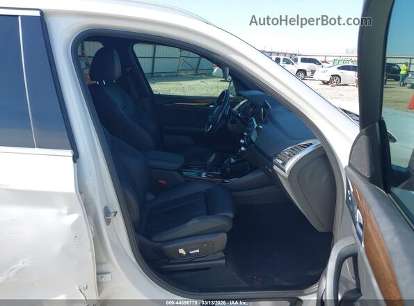 5UXTR7C51KLR46532 2019 BMW X3 White Vista interior delantera