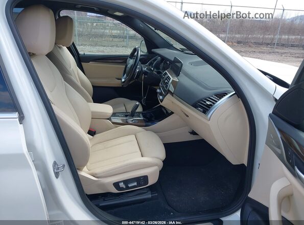 5UXTR9C5XJLC73155 2018 BMW X3 White Front interior view