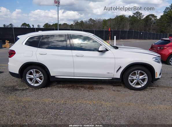 5UXTR9C5XJLD59744 2018 BMW X3 Белый Вид задней части салона