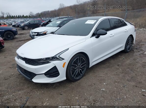 5XXG44J87RG243685 2024 KIA K5 White წინა მარცხენა ხედი სამი მეოთხედიდან