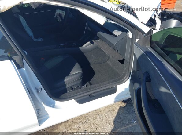 5YJ3E1EB6RF807183 2024 TESLA MODEL 3 Белый Вид салона спереди