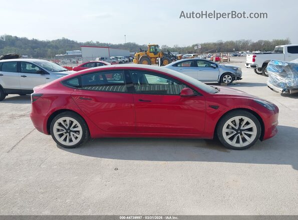 5YJ3E1EB9NF360813 2022 TESLA MODEL 3 Red Вид задньої частини салону