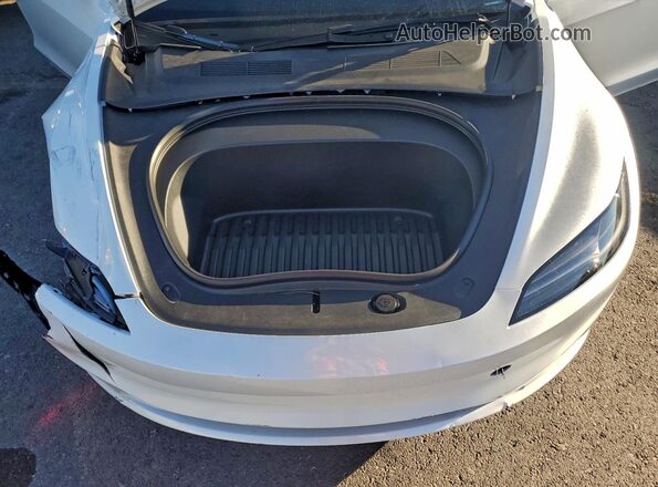 5YJ3E1EB9SF078828 2025 TESLA MODEL White Vista interior trasera