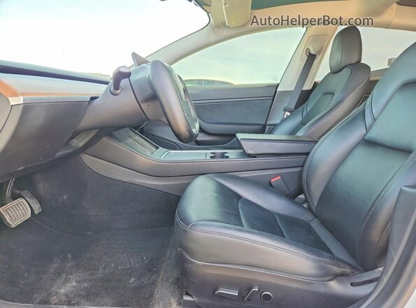 5YJ3E1EBXMF902077 2021 TESLA MODEL White Widok wnętrza z przodu