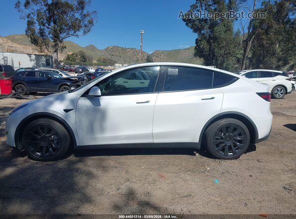 5YJYGDED4MF122630 2021 TESLA MODEL Y White Widok wnętrza z tyłu