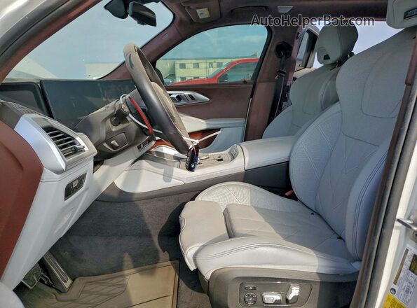 5YM23CS06P9S48023 2023 BMW XM White წინა სალონის ხედი